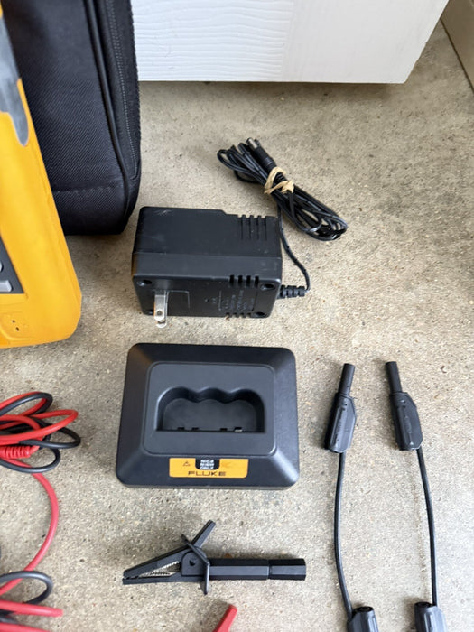 FLUKE 744 DOCUMENTING PROCESS CALIBRATOR W/ LEADS & CHARGER - SHIPS FAST
