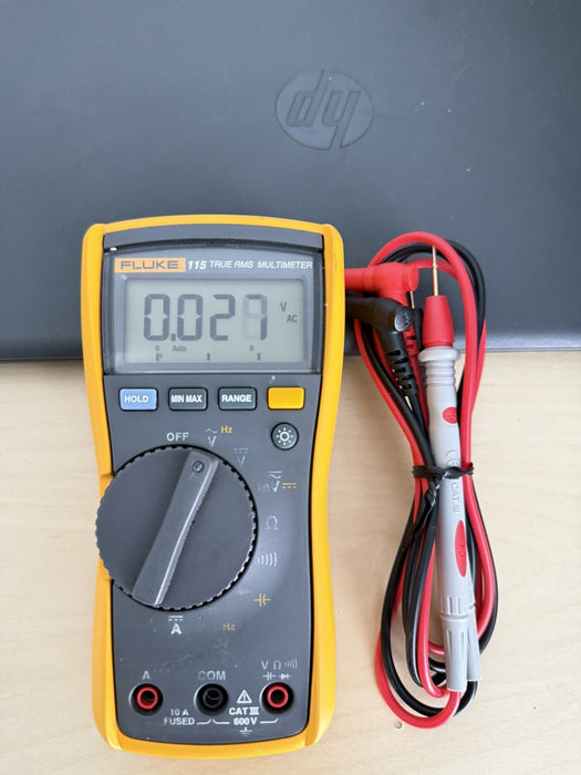 FLUKE 115 TRUS-RMS DIGITAL MULTIMETER / LEADS - SHIPS FAST