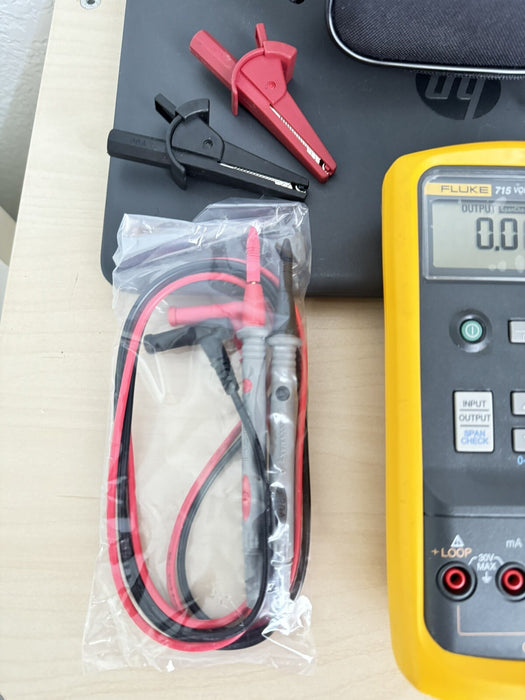 FLUKE 715 VOLT/mA CALIBRATOR W/ACCESSORIES (TESTED) - FREE SHIPPING