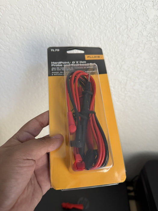 FLUKE 117 TRUE RMS MULTIMETER W/ NEW TL75 - SHIPS FAST