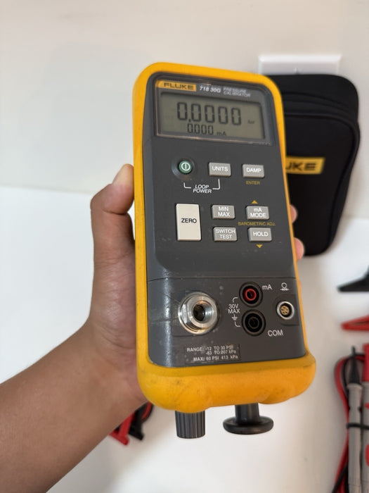 FLUKE 718 30G PRESSURE CALIBRATOR W/ ACCESSORIES (TESTED) SHIPS FREE