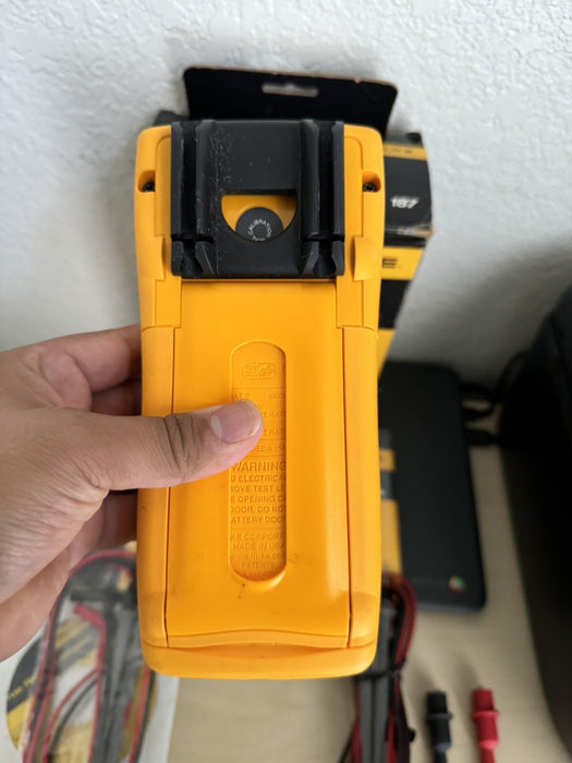 FLUKE  187 TRUE RMS MULTI METER W/LEADS & CALIBRATION CERTIFICATE- FREE SHIPPING
