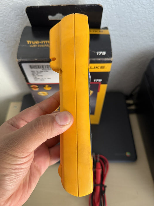 FLUKE 179 TRUE RMS MULTIMETER W/ LEAD SET- SHIPS FAST (TESTED)