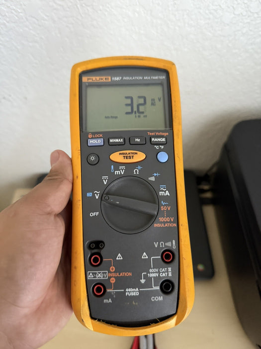 FLUKE 1587 INSULATION TESTER W / LEADS (PARTS ONLY) DOESN’T WORK