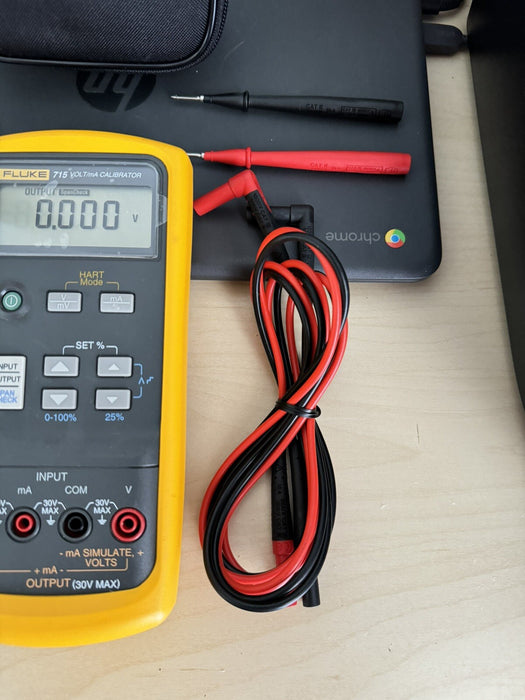 FLUKE 715 VOLT/mA CALIBRATOR W/ACCESSORIES (TESTED) - FREE SHIPPING