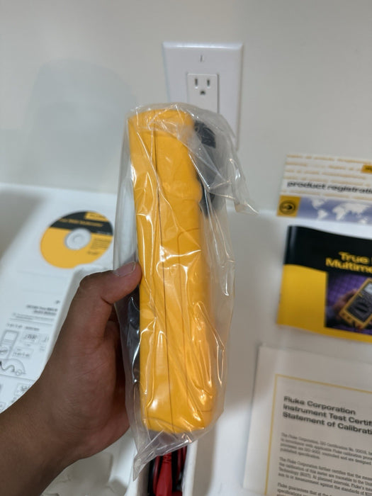 FLUKE 189 TRUE RMS MULTIMETER (NEW FACTORY SEALED) SUPER RARE - NEW & SHIPS FREE
