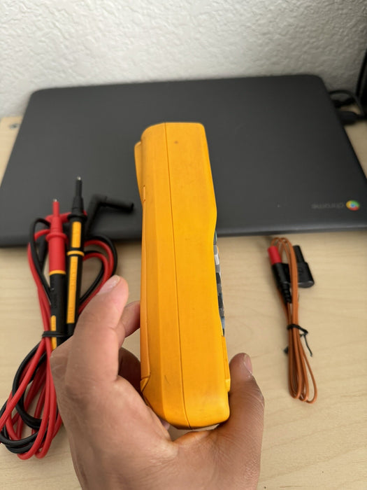 FLUKE 714B THERMOCOUPLE CALIBRATOR W / LEADS & PROBE-FREE SHIPPING