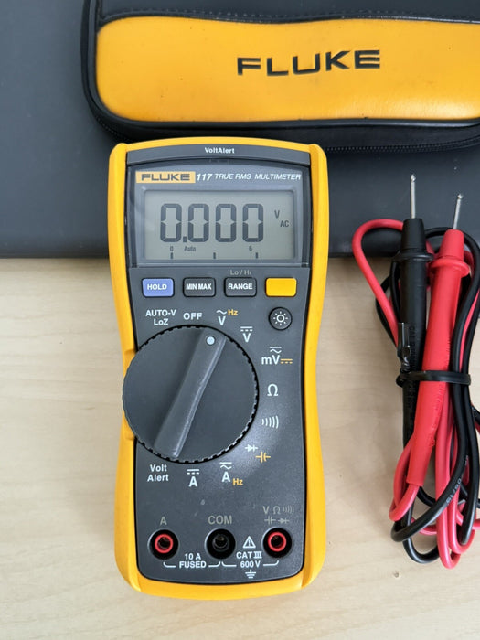 Fluke 117 Real RMS Digital Multimeter W/ Intergrated Voltage Detection & Bag
