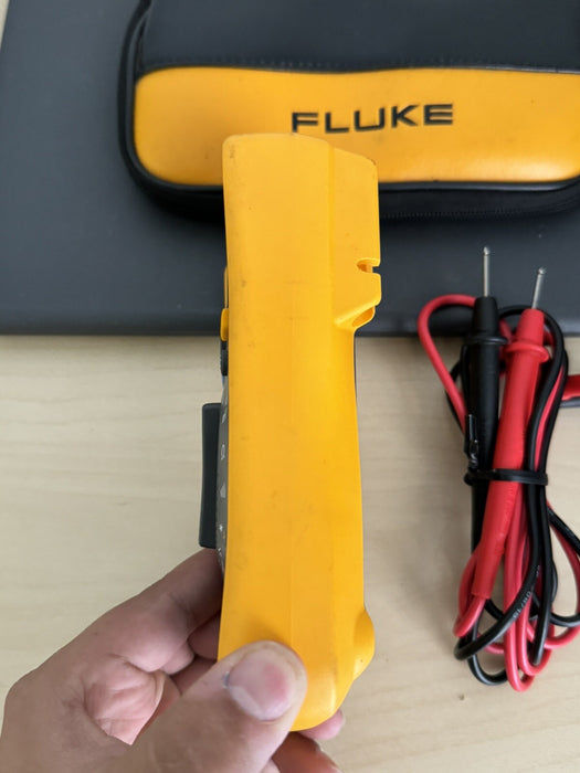 Fluke 117 Real RMS Digital Multimeter W/ Intergrated Voltage Detection & Bag