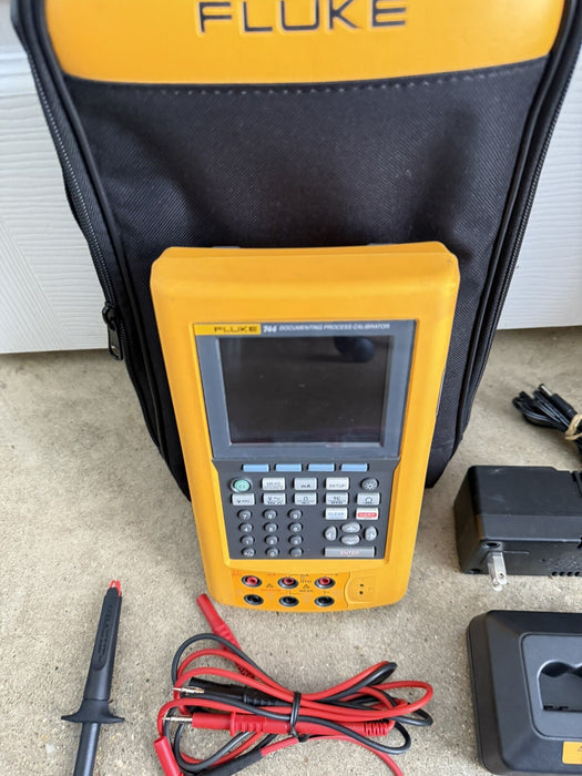 FLUKE 744 DOCUMENTING PROCESS CALIBRATOR W/ LEADS & CHARGER - SHIPS FAST