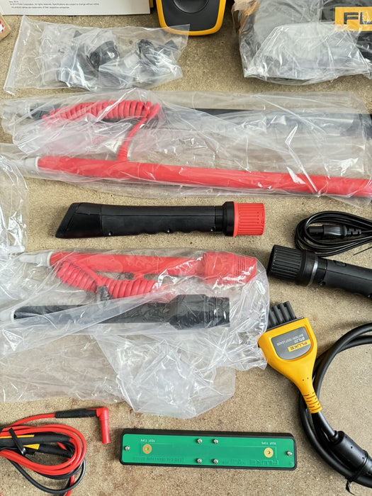 FLUKE BT520 BATTERY ANALYZER KIT / NEW SEALED - FREE SHIPPING