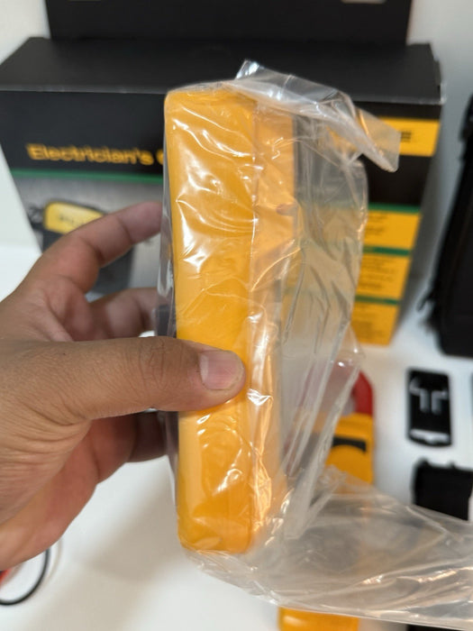 FLUKE 117/323KIT ELECTRICIAN’S COMBO KIT (NEW FACTORY SEALED) SHIPS FAST