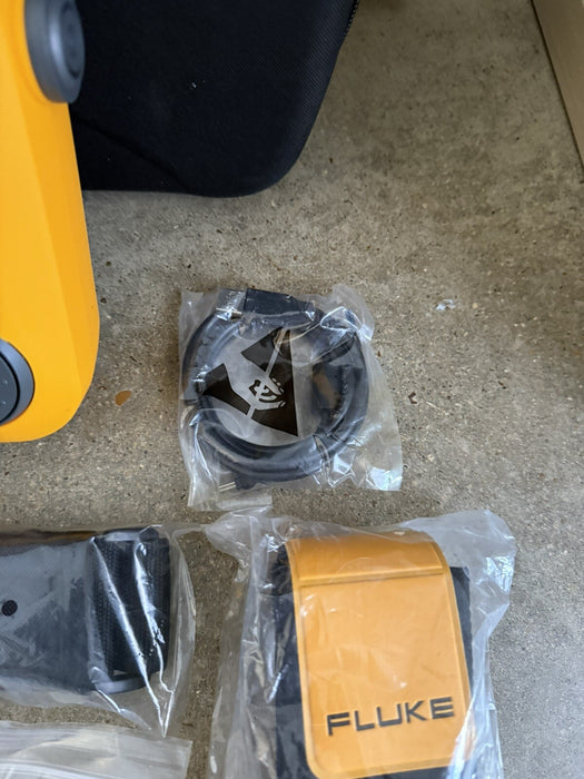 FLUKE 810 VIBRATION TESTER W /TACHOMETER & TRIAXIAL ACCELEROMETER/FREE SHIPPING