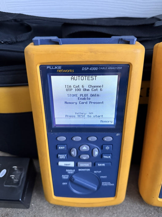 FLUKE NETWORKS DSP4300 DSP-4300 CABLE ANALYZER KIT W/ ACCESSORIES (TESTED)