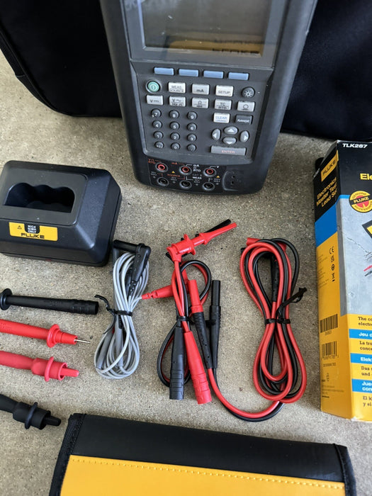 Fluke 702 Documenting Process Calibrator W / NEW TLK287 LEADS & BC7217 CHARGER
