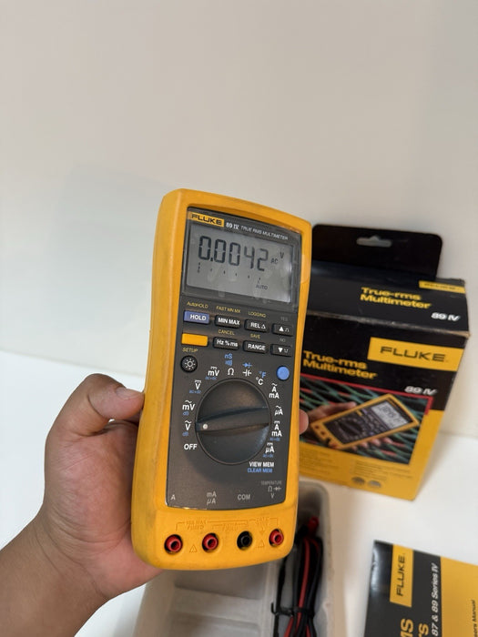 FLUKE 89 IV TRUE RMS DIGITAL MULTIMETER W / LEADS  & MANUALS - SHIPS FAST