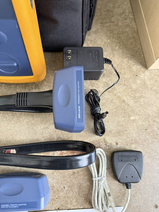 FLUKE NETWORKS DSP4300 DSP-4300 CABLE ANALYZER KIT W/ ACCESSORIES (TESTED)