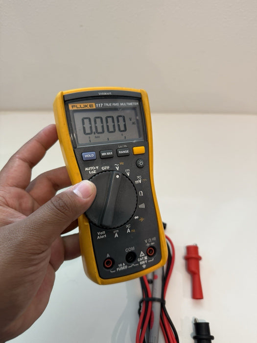 FLUKE 117 TRUE RMS MULTIMETER W/ LEADS & CLIPS - SHIPS FAST