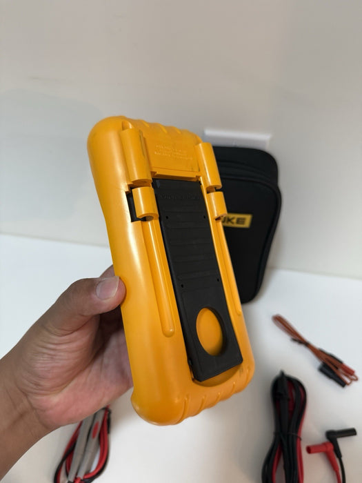 FLUKE 714 THERMOCOUPLE TEMPERATURE CALIBRATOR W/ ACCESSORIES - NEW