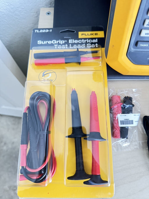 FLUKE 729 AUTOMATIC PRESSURE CALIBRATOR W/ NEW LEADS AND CASE (SHIPS NEXT DAY)