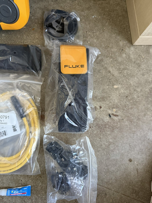 FLUKE 810 VIBRATION TESTER W /TACHOMETER & TRIAXIAL ACCELEROMETER/FREE SHIPPING