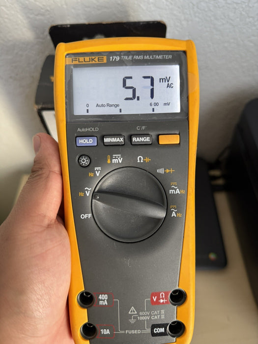 FLUKE 179 TRUE RMS MULTIMETER W/ LEAD SET- SHIPS FAST (TESTED)