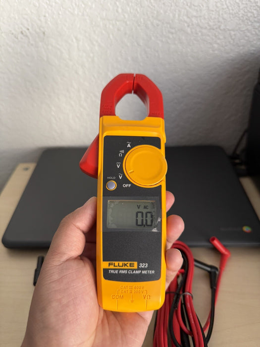 FLUKE 323 TRUE RMS CLAMP METER W/ LEADS & PROBE (NEW) SHIPS FAST