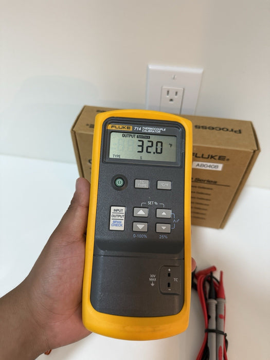 FLUKE 714 THERMOCOUPLE TEMPERATURE CALIBRATOR (NEW FACTORY SEALED) SHIPS FAST
