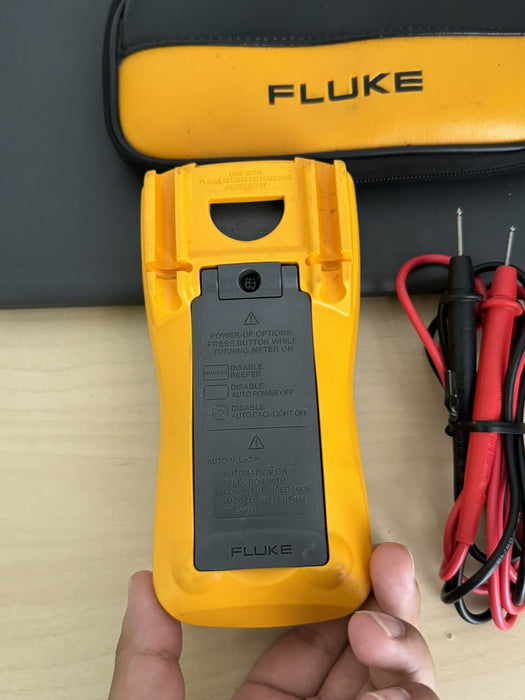 Fluke 117 Real RMS Digital Multimeter W/ Intergrated Voltage Detection & Bag