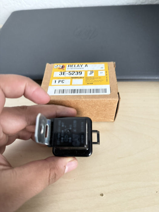 CAT 3E-5239: 24 VOLTS CONNECTOR PLUG RELAY (GENUINE OEM) NEW