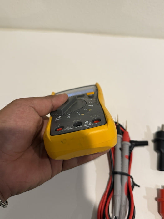 FLUKE 117 TRUE RMS MULTIMETER W/LEADS & CLIPS (TESTED) SHIPS FAST
