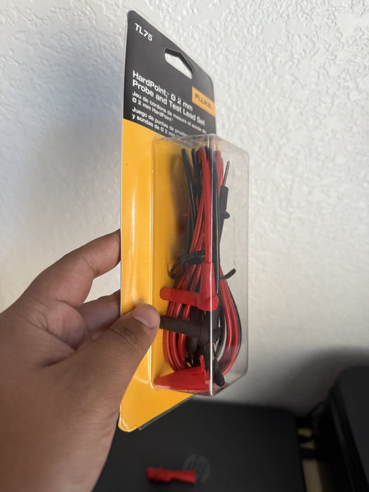 FLUKE 117 TRUE RMS MULTIMETER W/ NEW TL75 - SHIPS FAST