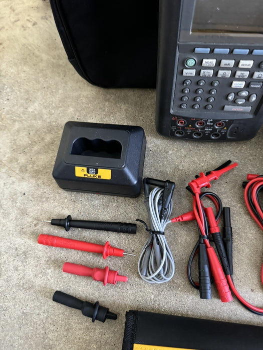 Fluke 702 Documenting Process Calibrator W / NEW TLK287 LEADS & BC7217 CHARGER