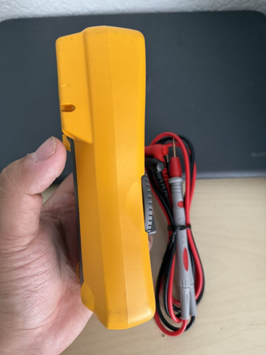 FLUKE 115 TRUS-RMS DIGITAL MULTIMETER / LEADS - SHIPS FAST