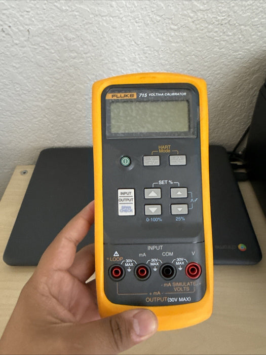 FLUKE 715 VOLT/mA CALIBRATOR W/ACCESSORIES (TESTED) - FREE SHIPPING
