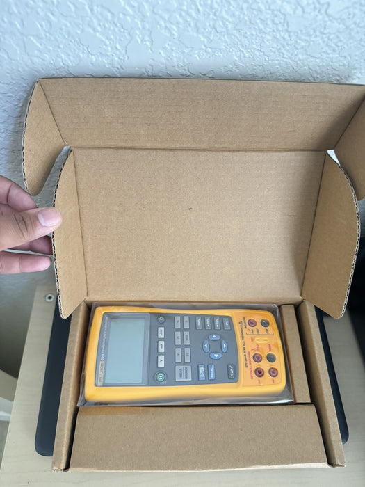FLUKE 724 TEMPERATURE CALIBRATOR - CALIBRATED 2022 / NEW SEALED - FREE SHIPPING