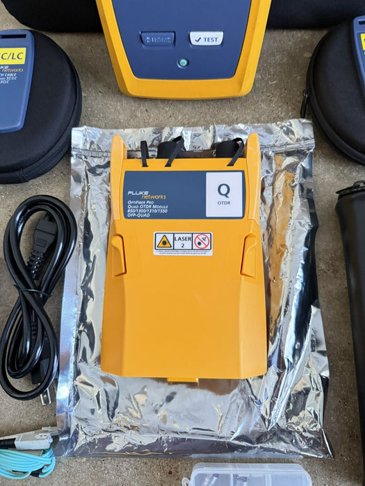FLUKE NETWORKS VERSIV OPTIFIBER PRO OTDR KIT W/ QUAD OTDR MODULE & ACCESSORIES
