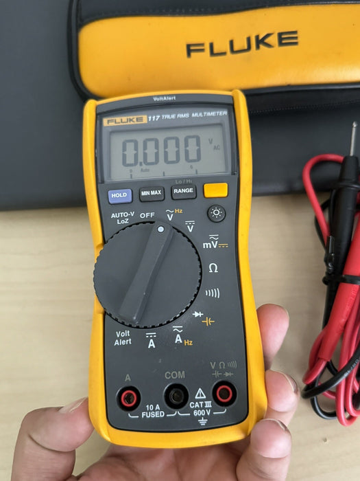 Fluke 117 Real RMS Digital Multimeter W/ Intergrated Voltage Detection & Bag