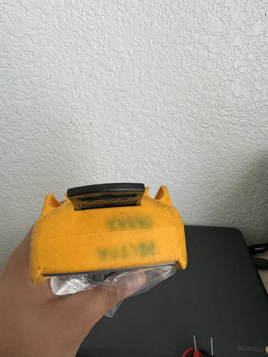 Fluke 117 True RMS Digital Multimeter with Integrated Voltage Detection W/LEADS