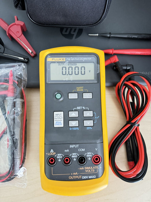 FLUKE 715 VOLT/mA CALIBRATOR W/ACCESSORIES (TESTED) - FREE SHIPPING