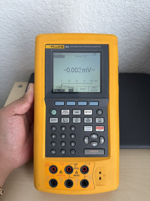 FLUKE 744 DOCUMENTING PROCESS CALIBRATOR W/ LEADS & CHARGER - SHIPS FAST