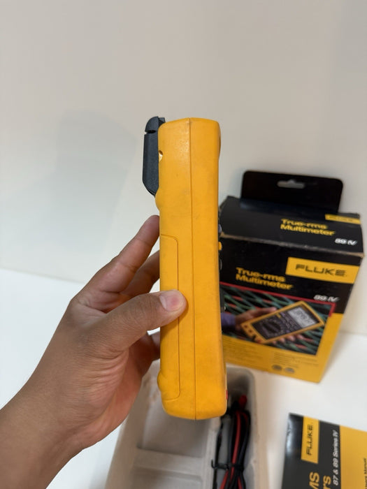 FLUKE 89 IV TRUE RMS DIGITAL MULTIMETER W / LEADS  & MANUALS - SHIPS FAST