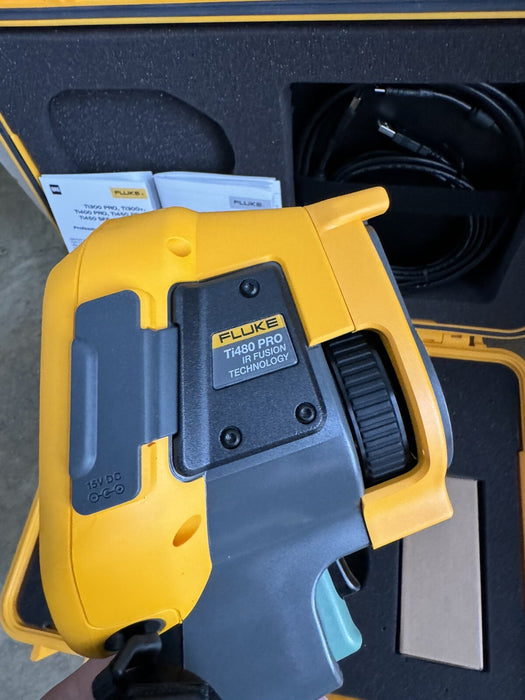 FLUKE TI480PRO IR CAMERA 60HZ, 640 X 480 , 2 BATTERIES W/ CHARGE & CASE / NEW