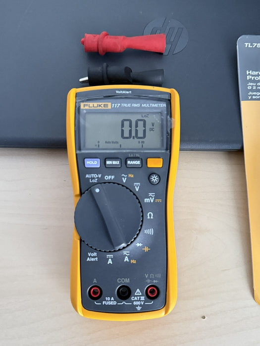 FLUKE 117 TRUE RMS MULTIMETER W/ NEW TL75 - SHIPS FAST