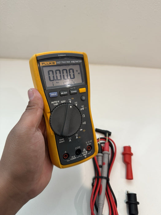 FLUKE 117 TRUE RMS MULTIMETER W/ LEADS & CLIPS - SHIPS FAST