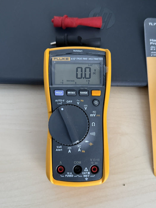 FLUKE 117 TRUE RMS MULTIMETER W/ NEW TL75 - SHIPS FAST