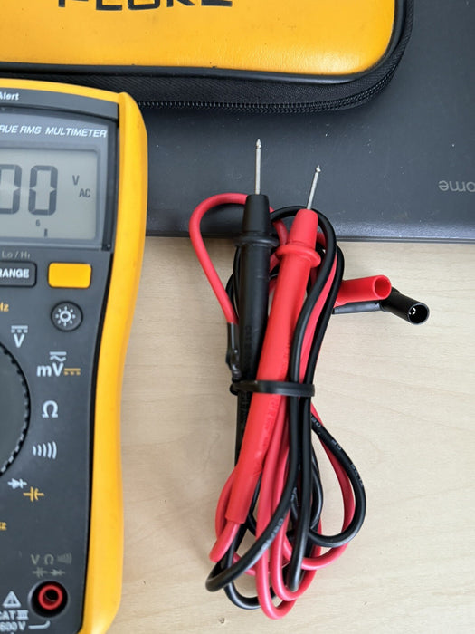 Fluke 117 Real RMS Digital Multimeter W/ Intergrated Voltage Detection & Bag
