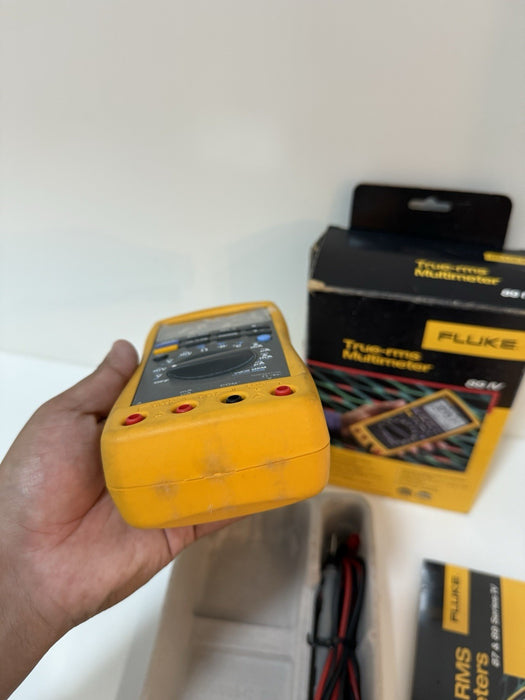 FLUKE 89 IV TRUE RMS DIGITAL MULTIMETER W / LEADS  & MANUALS - SHIPS FAST