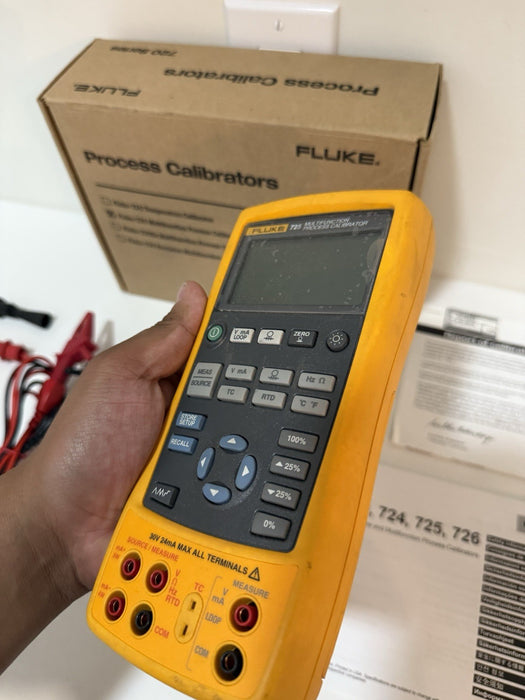 FLUKE 725 MULTIFUNCTION PROCESS CALIBRATOR  W/ ACCESSORIES (TESTED) SHIPS FAST