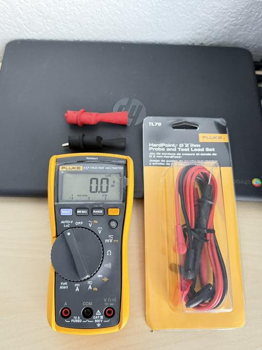 FLUKE 117 TRUE RMS MULTIMETER W/ NEW TL75 - SHIPS FAST